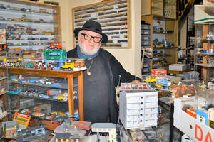 Helu Hercygier in seinem Modellspielwaren-Geschäft in Friedenau. Foto: Jacqueline Lorenz