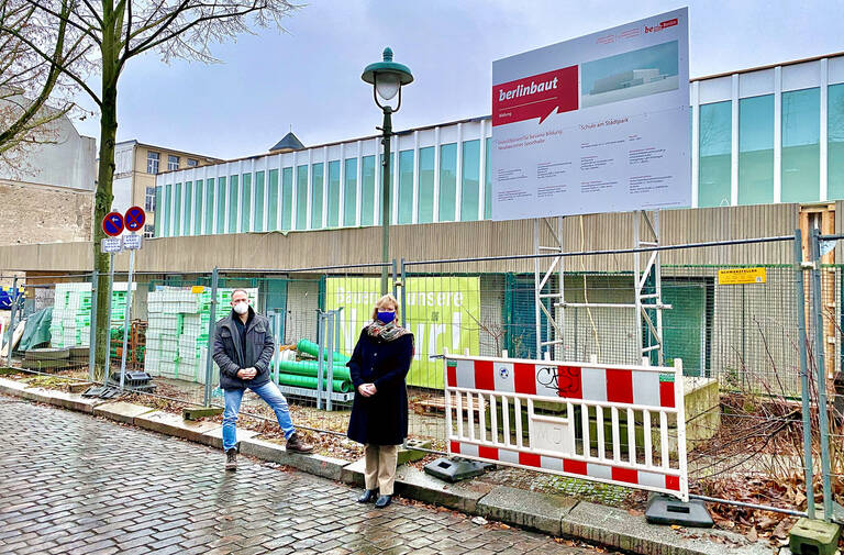 Bezirksbürgermeisterin Richter-Kotowski und Schulleiter Matthias Meyer bei der Besichtigung des Baus. Foto: Bezirksamt Steglitz-Zehlendorf