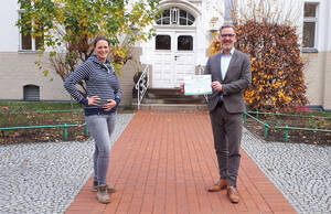 Laura Strützke (Klimamanagerin Evangelisches Krankenhaus Hubertus) und Dr. med. Matthias Albrecht (Geschäftsführer Evangelisches Krankenhaus Hubertus). Foto: Evangelisches Krankenhaus Hubertus