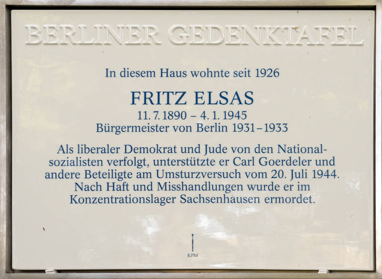 Neben der Gedenktafel erinnert ein Stoperstein am Petschkauer Weg 41 an Fritz Elsas.