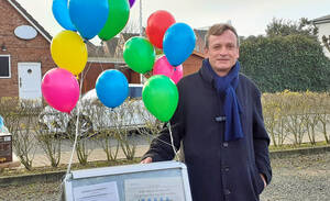 Ralf Obluda-Kruber: Gestern am Schreibtisch des Sozialamtes im Bezirksamt Steglitz-Zehlendorf (Foto privat), heute im Bürgermeister-Wahlkampf auf Sylt.