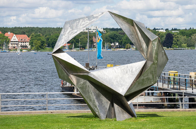 Skulptur „Schwingend“: Kunst mit Durchblick auf den Wannsee.
