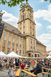 Impressionen vom Nachbarschaftsfest 2019 und Zukunftsmusik: Am 7. August soll am Rathaus Schöneberg wieder gefeiert werden.