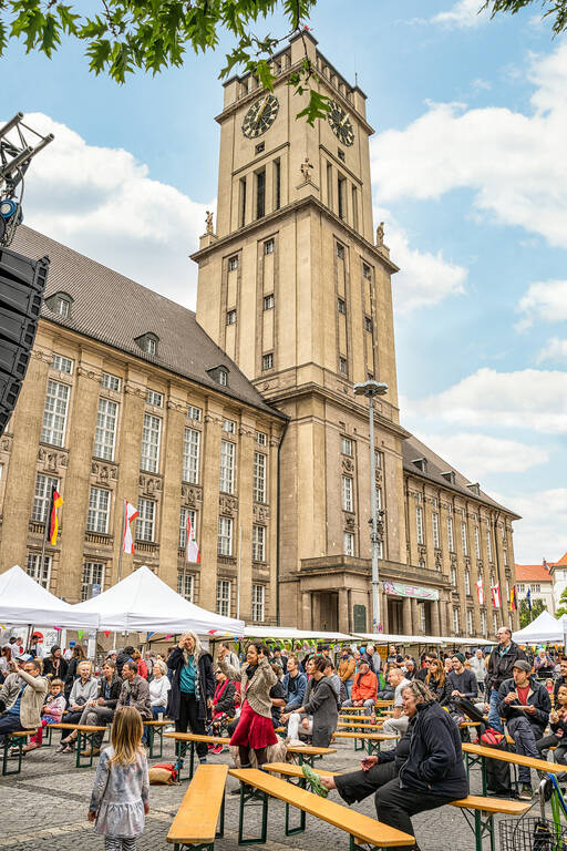 Impressionen vom Nachbarschaftsfest 2019 und Zukunftsmusik: Am 7. August soll am Rathaus Schöneberg wieder gefeiert werden.