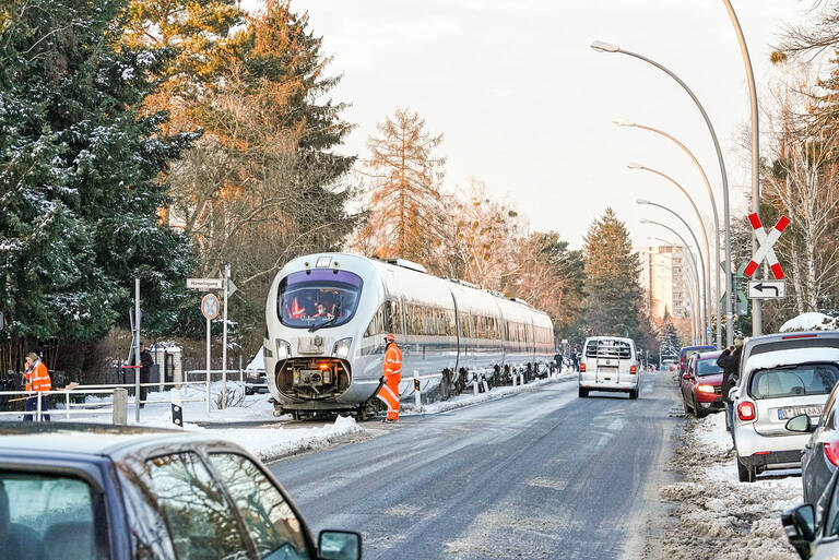 Ein ICE in Lichterfelde: DB-Versuchszug fährt auf der Berliner „Goerzbahn“. Foto: Deutsche Bahn AG / Volker Emersleben