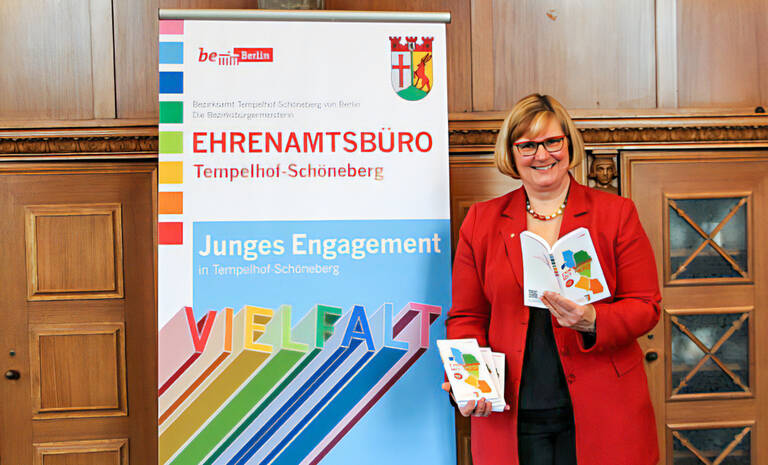 Bezirksbürgermeisterin Angelika Schöttler präsentiert die Neuauflage der Ehrenamtsbroschüre. Foto: Bezirksamt Tempelhof-Schöneberg