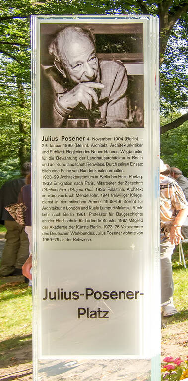 Der nach Julius Posener benannte Platz wurde 2004 zum 100. Geburtstag von Nikolassee eingeweiht.