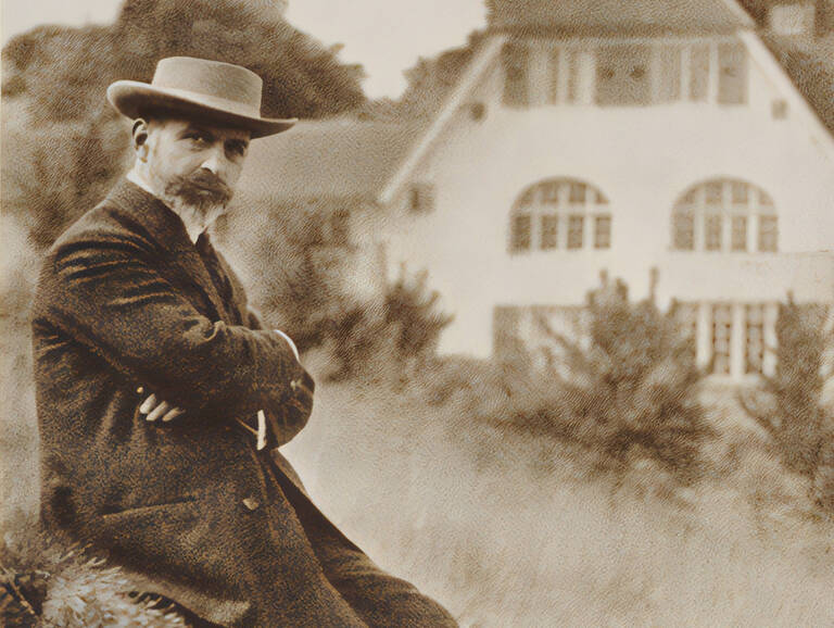 Hermann Muthesius vor seinem Wohnhaus.