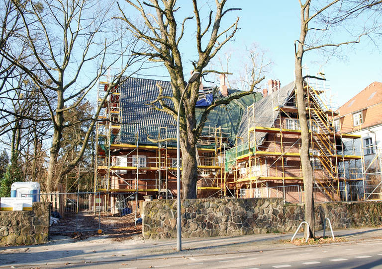 Noch mit Gerüst: Das Martin-Niemöller-Haus in Dahlem.