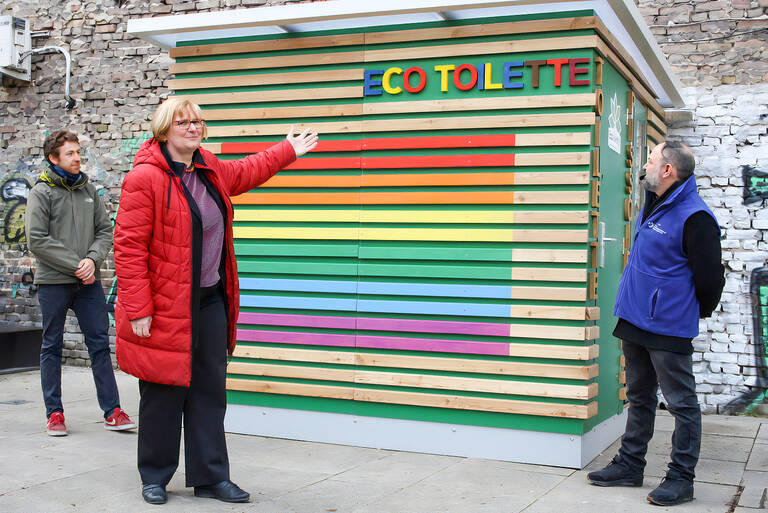 Von links nach rechts: Kevin Kuhn, Eco-Toilette GmbH, Bezirksbürgermeisterin Angelika Schöttler, Nick Woods, Koordinator Infopunkt vom Team Nachtbürgermeister Regenbogenkiez. Foto: BA-TS