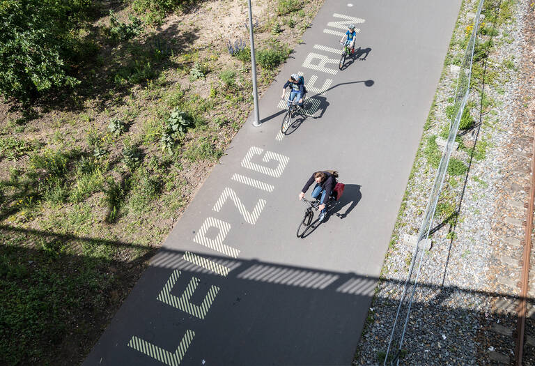 Radweg Berlin-Leipzig im Park am Gleisdreieck.