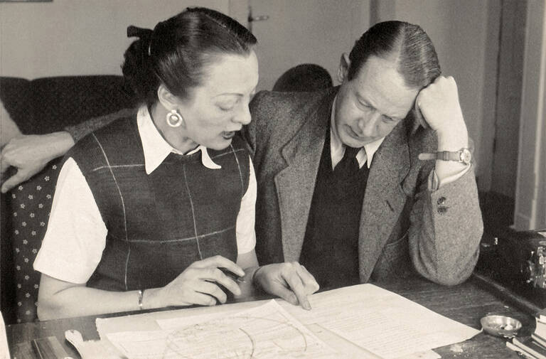 Hildegard und Franz Cornelsen arbeiten 1948 an „Peter Pim and Billy Ball“. Archiv Cornelsen Verlag
