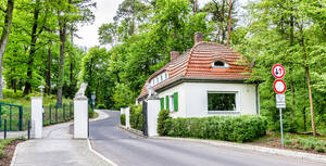 Die Straße „Am Löwentor“ führte früher zum Don Bosco-Heim, heute befinden sich Wohnhäuser auf dem Gelände.