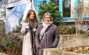 Nadja Gragert-Klier und Dagmar Giesecke stehen für das ideenreiche Team der Bezirkszentralbibliothek im Eva-Maria-Buch-Haus.