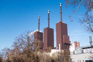 Noch stehen die drei Türme des Heizkraftwerks, die zur vertrauten Silhouette von Lichterfelde gehören.