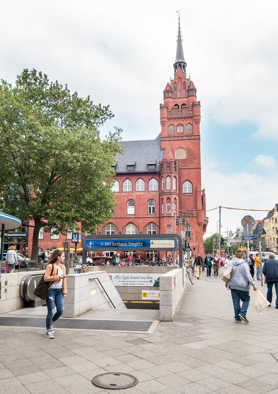 Am U-Bahnhof Rathaus Steglitz endet die U9.