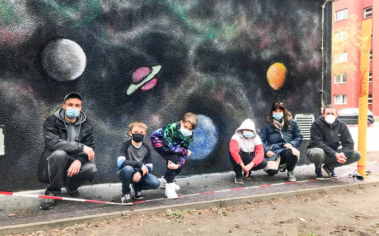 Jugendliche zeigen ihr Graffiti-Projekt – Grundschule Lankwitz. Foto: NBB Netzgesellschaft Berlin-Brandenburg mbH & Co. KG