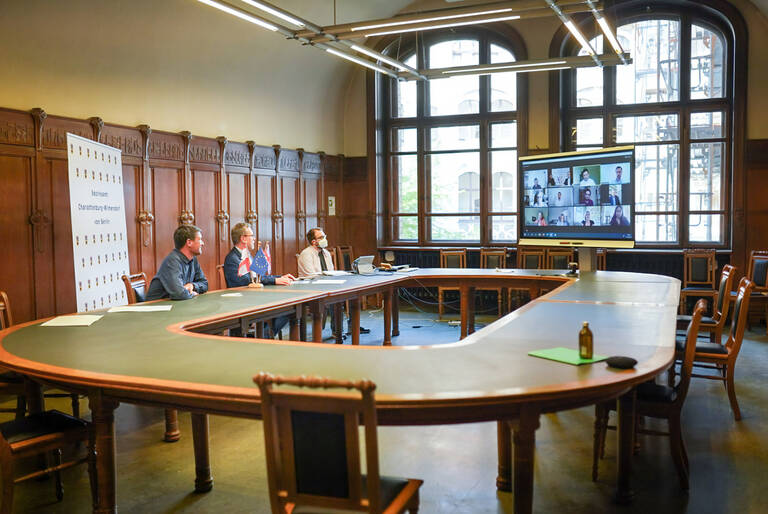 Bezirksbürgermeister Reinhard Naumann bei der Videokonferenz zur Unterzeichnung der Vereinbarung. Foto: Farchmin / BACW