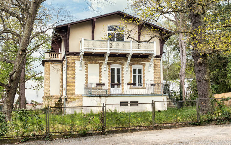 In der Straße Zum Löwen 1 steht eines der letzten verbliebenen Sommerhäuser der Colonie Alsen.