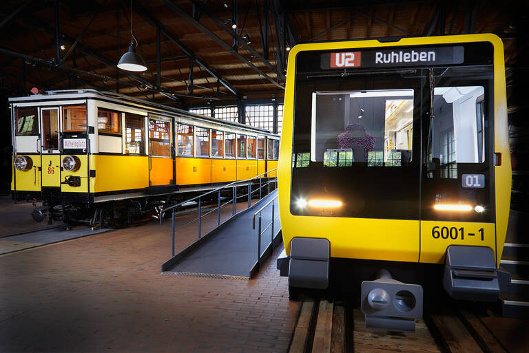 170 Jahre U-Bahn Gleis an Gleis. Das Mock-up der neuen U-Bahnreihe JK (rechts) wird im historischen Lokschuppen des Museums direkt neben einem historischen Wagen aus dem Jahr 1908 präsentiert. Foto: Malte Scherf / SDTB