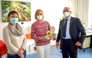 Offizielle Eröffnung der Schreibabysprechstunde: (v. l.) Amtsärztin Nicoletta Wischnewski, Beraterin Silke Kullik und Gesundheitsstadtrat Detlef Wagner. Foto: Farchmin / BACW