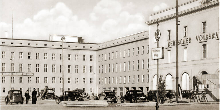 Der Deutsche Volksrat im ehemaligen Gebäude des NS-Propagandaministeriums am Thälmannplatz, Berlin 1949. Foto: Schumann (Postkartendetail)