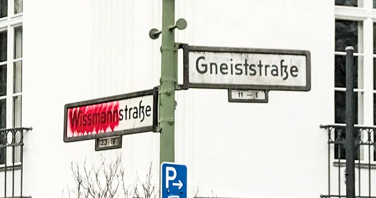 Baraschstraße soll künftig statt Wissmannstraße auf den Schildern stehen. Foto: Heike Hartmann