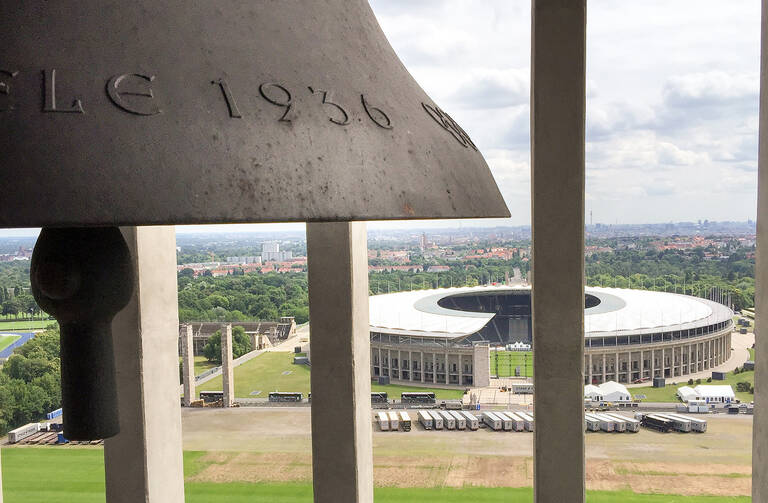 Vom Glockenturm aus schweift der Blick weit über Berlin. Foto: Dr. Manfred Uhlitz