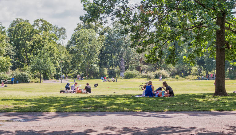 Auch im Preußenpark sind Parkläufer als Ansprechpartner für die Besucher unterwegs.