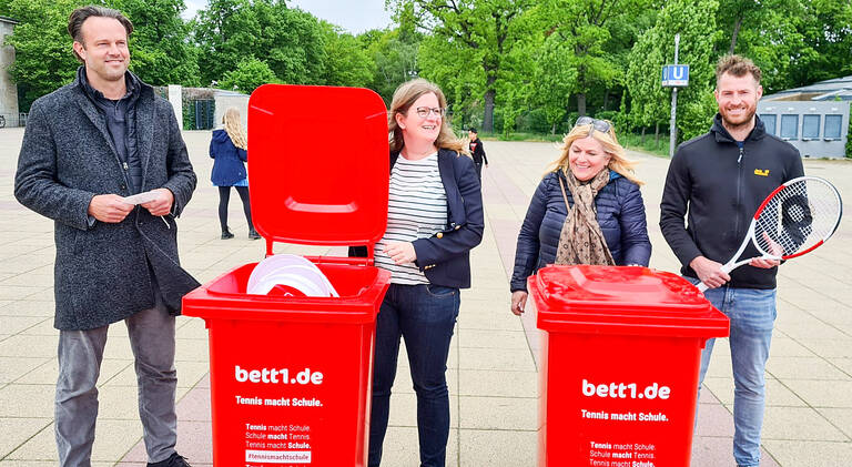 Sportstadträtin Heike Schmitt-Schmelz (2.v.l.) übergibt Tennistonnen an die Leitung der Schele-Schule und der Dietrich-Bonhoeffer-Grundschule. Foto: Brühl/BACHW