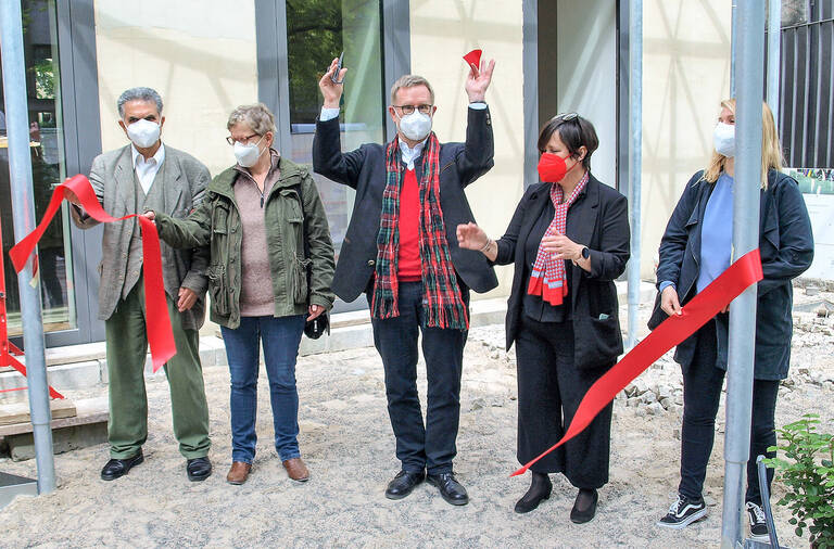 Freude bei Bezirksbürgermeister, BVV, Hausleitung und Abgeordnetenhaus: Das Pangea-Haus ist wiedereröffnet!