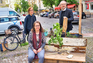 Gudrun (sitzend), Gesine und Lutz, aktive Mitgründer der Nachbarschafts­initiative: Sie sprechen an und mit, wo im Kiez Handlungsbedarf ist.