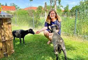 Heike Schmitt-Schmelz mit den Schafen Bella und Böckchen. Foto: Plath / BACW