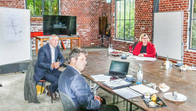 Von links nach rechts: Matthias von Popowski, Complan Kommunalberatung; Guido Schütte, Leiter der Projektentwicklung Berlin (Marienpark); Bezirksbürgermeisterin Angelika Schöttler. Foto: Martina Marijnissen