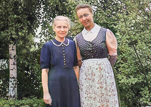 Charlotte Friedenthal und Maria Gerhard im Garten, ca. 1950. Foto: Privat