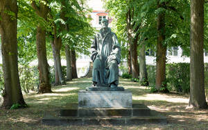 Skulptur im Vorgarten des Archivs der Max-Planck-Gesellschaft in Dahlem.