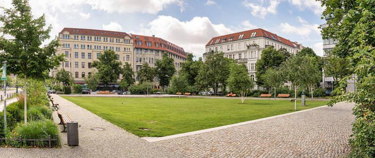 Steinplatz an der Hardenbergstraße.