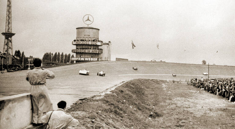 Hunderttausende Motorsportfans säumten ab 1951 den Fahrbahnrand der AVUS, um Sportwagen, Motorrädern und der Formel 1 zuzujubeln. Archiv Ulf Schulz / AVUS100