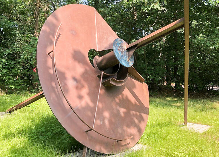 Dauerleihgabe: Die Skulptur „Solarica-X“ des Künstlers Bernhard Heiliger. Foto: Bezirksamt Steglitz-Zehlendorf