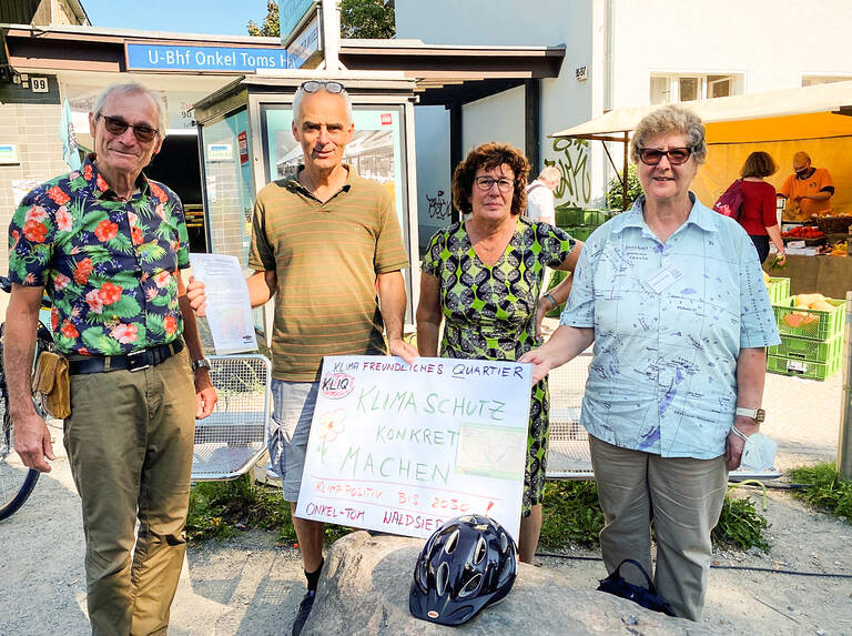 Energetisches Quartierskonzept Onkel-Tom-Waldsiedlung - v.l.n.r. Peter Schrage-Aden, Christian Küttner, Bezirksstadträtin Maren Schellenberg und Gabriele Schulze. Foto: Bezirksamt Steglitz-Zehlendorf