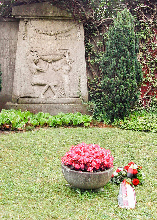 Von offizieller Seite unvergessen – Blumen und Gebinde auf dem Ehrengrab von Emil Fischer. Foto: Professor Peter Koeppe