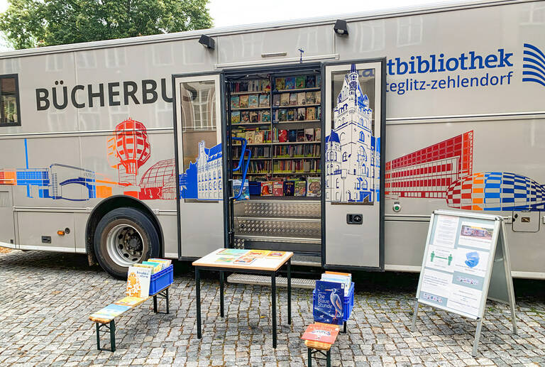 Ausleihe vor dem Bücherbus. Foto: Stadtbibliothek Steglitz-Zehlendorf
