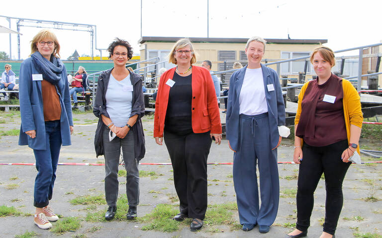 Von links nach rechts: Mara Höhl, Sabine Daniel, Bezirksbürgermeisterin Angelika Schöttler, Britta Starke, Julia Selge. Foto: BA T-SC