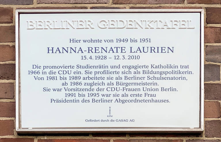 Neue Gedenktafel in der Hildburghauser Straße 131. Foto: Bezirksamt Steglitz-Zehlendorf