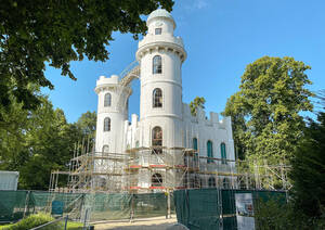 Das Schloss auf der Pfaueninsel wird eingerüstet. Foto: SPSG/Max Daiber