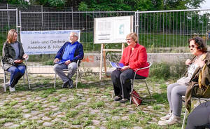 Bezirksbürgermeisterin Angelika Schöttler (3. v. l.) beim Besuch am Lern- und Gedenkort Annedore und Julius Leber. Foto: BA Tempelhof-Schöneberg