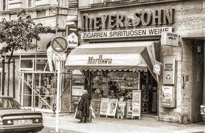 Ein schwarz-weiß Foto von einem Kiosk „Meyer & Sohn Tabak“. Foto: André Kirchner