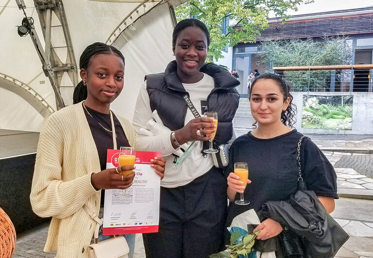 Die Gewinnerinnen in der „REC for Youth“-Kategorie aus der Partnerstadt Wuppertal. Von links nach rechts: Prisca Kinanga, Mariama Keita und Youmna Obeidi. Foto: Katja Uhl