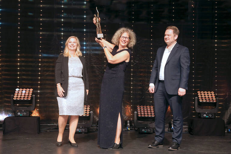 Geschäftsführerin Alexandra Knauer nimmt die Auszeichnung erfreut entgegen. Foto: Boris Loeffert / KNAUER