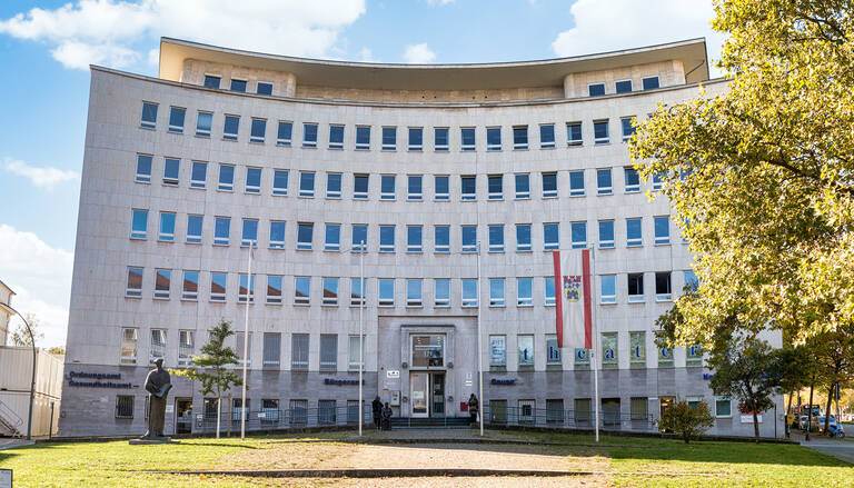 Auf dem Julius-Morgenroth-Platz vor dem Bürgeramt stehen ein Dichter und ein Denker.